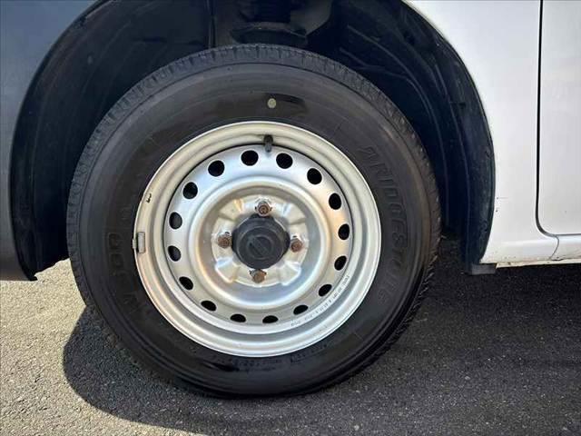 NV200バネットバン DX 禁煙 中期SC 両面スライドドア 純正オーディオ RADIO再生 キーレスキー F席パワーウィンドウ 横滑り防止装置 パワーステアリング フロアマット ドアバイザー SRS 2列目ベンチシート(31枚目)