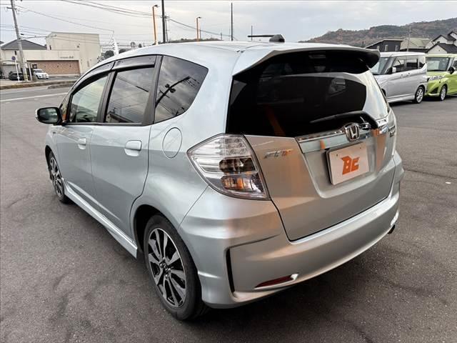 フィットハイブリッド RS ファインスタイル 禁煙 後期 純正ナビ Bカメラ ステリモ HIDヘッド クルコン スマートキー Aライト ETC オートエアコン 革巻きステア Pガラス シートリフター パドルシフト 電格ミラー サイドバイザー(13枚目)