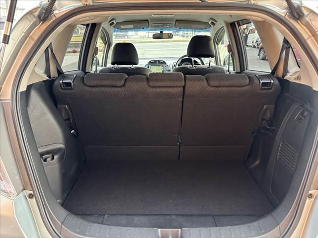 フィットハイブリッド RS ファインスタイル 禁煙 後期 純正ナビ Bカメラ ステリモ HIDヘッド クルコン スマートキー Aライト ETC オートエアコン 革巻きステア Pガラス シートリフター パドルシフト 電格ミラー サイドバイザー(20枚目)