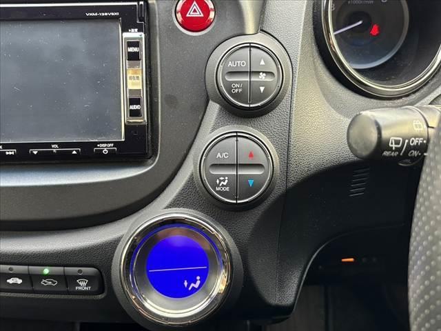 フィットハイブリッド RS ファインスタイル 禁煙 後期 純正ナビ Bカメラ ステリモ HIDヘッド クルコン スマートキー Aライト ETC オートエアコン 革巻きステア Pガラス シートリフター パドルシフト 電格ミラー サイドバイザー(23枚目)