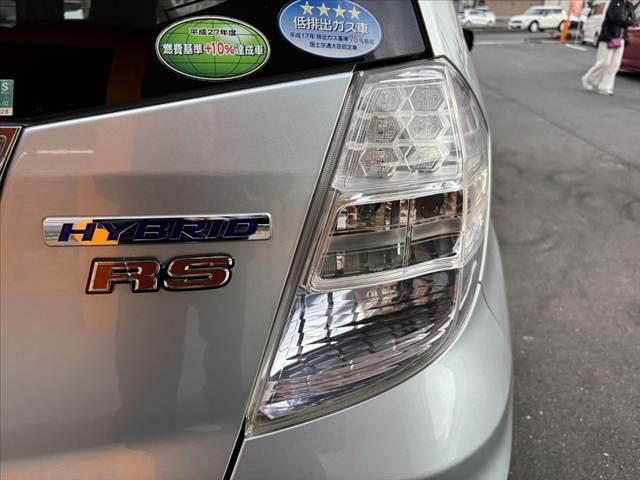 フィットハイブリッド RS ファインスタイル 禁煙 後期 純正ナビ Bカメラ ステリモ HIDヘッド クルコン スマートキー Aライト ETC オートエアコン 革巻きステア Pガラス シートリフター パドルシフト 電格ミラー サイドバイザー(33枚目)