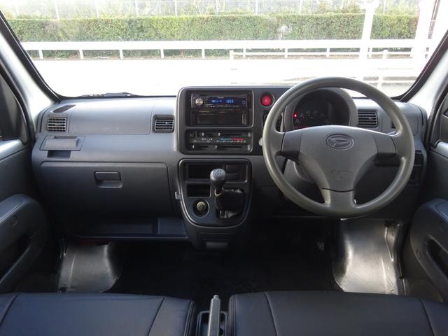 ハイゼットカーゴ デッキバンＧ　５速マニュアル・４ＷＤ・スタッドレスタイヤ・１２インチアルミホイール・ＣＤ／ＡＭ／ＦＭ・フロントパワーウインドウ・フロント革調シートカバー・タイミングチェーン（5枚目）