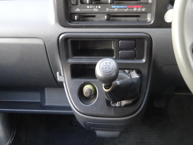 ハイゼットカーゴ デッキバンＧ　５速マニュアル・４ＷＤ・スタッドレスタイヤ・１２インチアルミホイール・ＣＤ／ＡＭ／ＦＭ・フロントパワーウインドウ・フロント革調シートカバー・タイミングチェーン（8枚目）