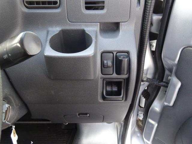 ハイゼットカーゴ デッキバンＧ　５速マニュアル・４ＷＤ・スタッドレスタイヤ・１２インチアルミホイール・ＣＤ／ＡＭ／ＦＭ・フロントパワーウインドウ・フロント革調シートカバー・タイミングチェーン（11枚目）