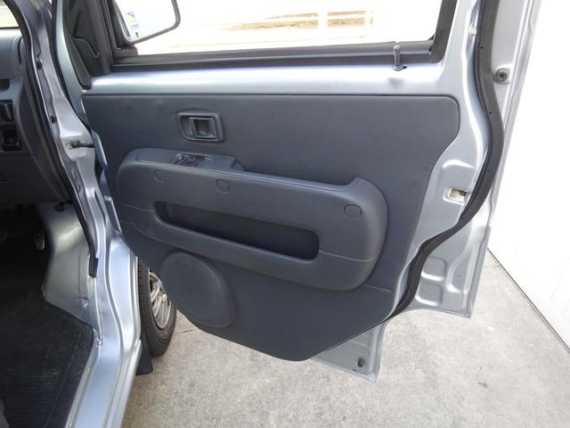 ハイゼットカーゴ デッキバンＧ　５速マニュアル・４ＷＤ・スタッドレスタイヤ・１２インチアルミホイール・ＣＤ／ＡＭ／ＦＭ・フロントパワーウインドウ・フロント革調シートカバー・タイミングチェーン（13枚目）