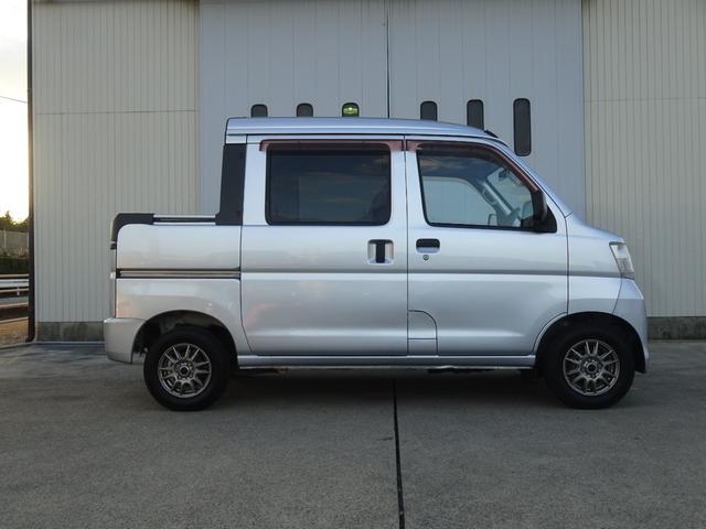 ハイゼットカーゴ デッキバンＧ　５速マニュアル・４ＷＤ・スタッドレスタイヤ・１２インチアルミホイール・ＣＤ／ＡＭ／ＦＭ・フロントパワーウインドウ・フロント革調シートカバー・タイミングチェーン（15枚目）