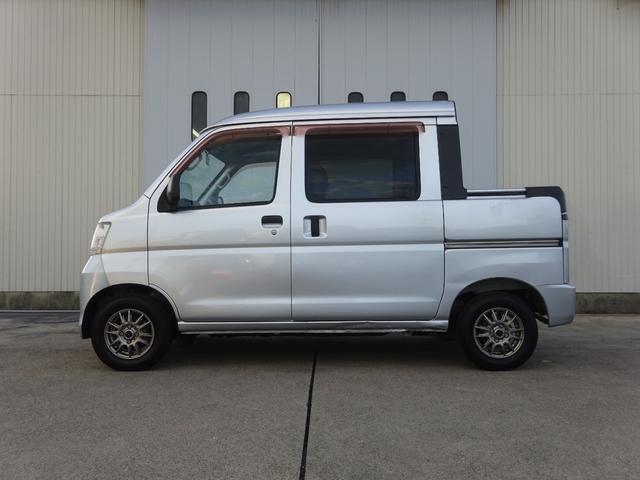 ハイゼットカーゴ デッキバンＧ　５速マニュアル・４ＷＤ・スタッドレスタイヤ・１２インチアルミホイール・ＣＤ／ＡＭ／ＦＭ・フロントパワーウインドウ・フロント革調シートカバー・タイミングチェーン（16枚目）