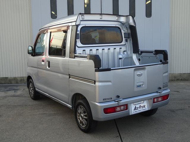 ハイゼットカーゴ デッキバンＧ　５速マニュアル・４ＷＤ・スタッドレスタイヤ・１２インチアルミホイール・ＣＤ／ＡＭ／ＦＭ・フロントパワーウインドウ・フロント革調シートカバー・タイミングチェーン（18枚目）