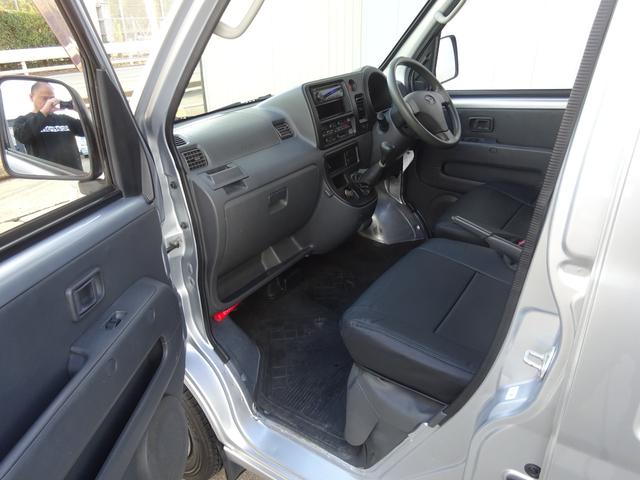 ハイゼットカーゴ デッキバンＧ　５速マニュアル・４ＷＤ・スタッドレスタイヤ・１２インチアルミホイール・ＣＤ／ＡＭ／ＦＭ・フロントパワーウインドウ・フロント革調シートカバー・タイミングチェーン（30枚目）