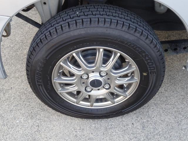 ハイゼットカーゴ デッキバンＧ　５速マニュアル・４ＷＤ・スタッドレスタイヤ・１２インチアルミホイール・ＣＤ／ＡＭ／ＦＭ・フロントパワーウインドウ・フロント革調シートカバー・タイミングチェーン（42枚目）