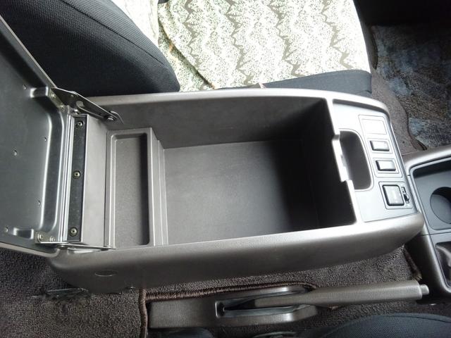 ハイエースワゴン スーパーカスタム　５速マニュアル車　ガレージ保管車　禁煙　ワンオーナー車　過去整備記録簿あり　３リッターディーゼルターボ　下回り画像　下回り防錆塗装施工済（12枚目）