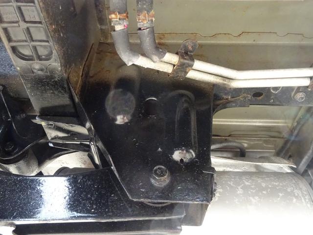 ハイエースワゴン スーパーカスタム　５速マニュアル車　ガレージ保管車　禁煙　ワンオーナー車　過去整備記録簿あり　３リッターディーゼルターボ　下回り画像　下回り防錆塗装施工済（61枚目）