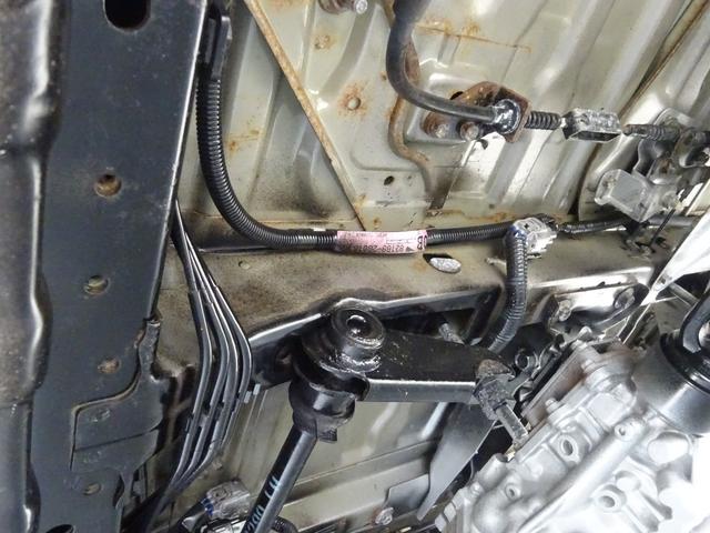 ハイエースワゴン スーパーカスタム　５速マニュアル車　ガレージ保管車　禁煙　ワンオーナー車　過去整備記録簿あり　３リッターディーゼルターボ　下回り画像　下回り防錆塗装施工済（67枚目）