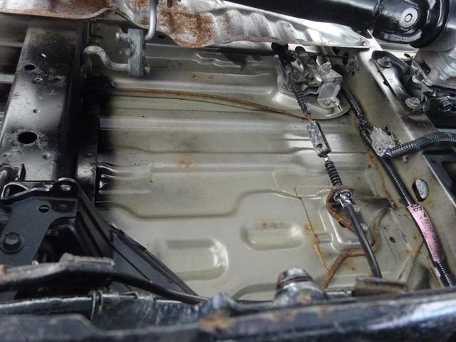 ハイエースワゴン スーパーカスタム　５速マニュアル車　ガレージ保管車　禁煙　ワンオーナー車　過去整備記録簿あり　３リッターディーゼルターボ　下回り画像　下回り防錆塗装施工済（69枚目）