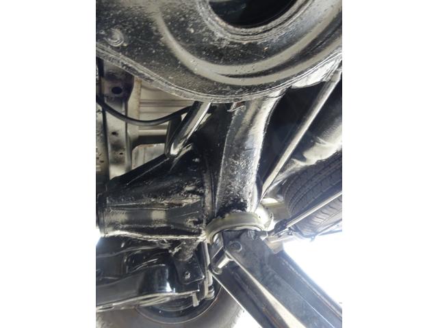 ハイエースワゴン スーパーカスタム　５速マニュアル車　ガレージ保管車　禁煙　ワンオーナー車　過去整備記録簿あり　３リッターディーゼルターボ　下回り画像　下回り防錆塗装施工済（70枚目）