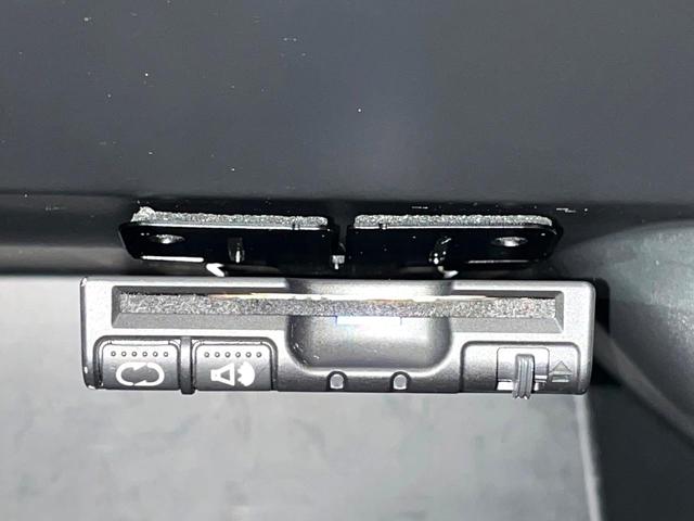 N-BOXカスタム 2トーンカラースタイル G SSパッケージ 禁煙車 両側パワースライドドア 純正ナビ バックカメラ ETC ドライブレコーダー オートエアコン オートライト スマートキー シティブレーキアクティブシステム アームレスト HIDヘッドライト(7枚目)