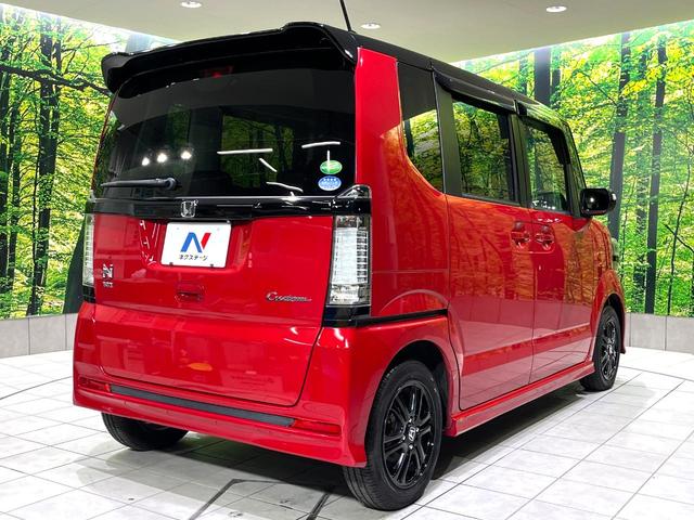 N-BOXカスタム 2トーンカラースタイル G SSパッケージ 禁煙車 両側パワースライドドア 純正ナビ バックカメラ ETC ドライブレコーダー オートエアコン オートライト スマートキー シティブレーキアクティブシステム アームレスト HIDヘッドライト(17枚目)