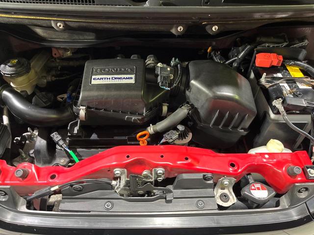 N-BOXカスタム 2トーンカラースタイル G SSパッケージ 禁煙車 両側パワースライドドア 純正ナビ バックカメラ ETC ドライブレコーダー オートエアコン オートライト スマートキー シティブレーキアクティブシステム アームレスト HIDヘッドライト(18枚目)