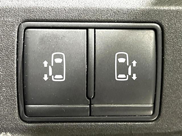 【ハンズフリー機能付き両側パワースライドドア】スライドドアの下に足先を入れてすぐ引くと、自動的にスライドドアが開閉します!荷物で両手がふさがった状態でも、ドアの開閉ができてとっても便利!