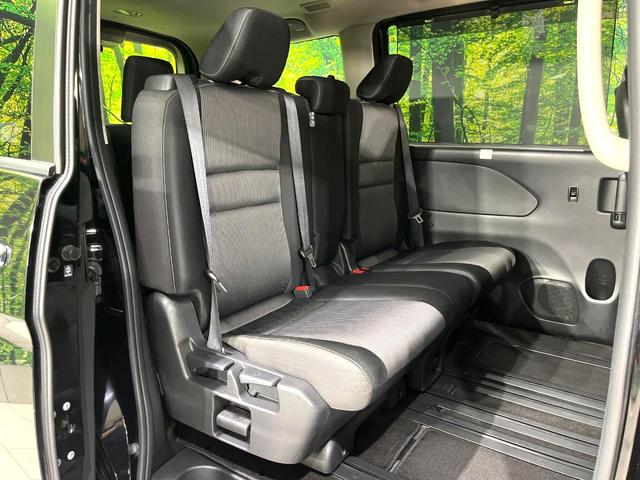 二列目中央はウォークスルーとなっております。二列目と三列目の移動や乗り降りがとっても楽になるので、乗り降りの際もストレスを感じることはありません♪