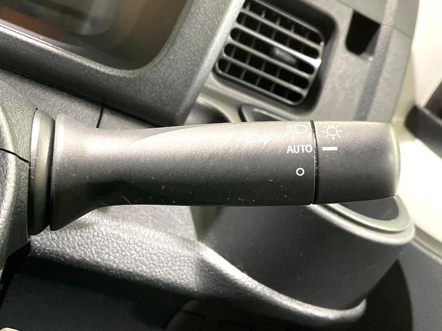 【オートライト】周りの明るさに応じて自動でヘッドライトの点灯・消灯ができる機能です！ライトの付け忘れ・消し忘れなどが無くなり、雨の日や夕方の走行も安心！トンネル通過時も便利ですね♪