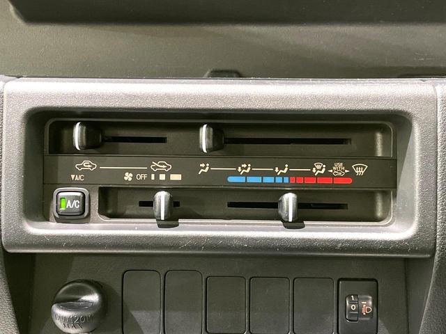 寒い冬も暑い夏も全席に快適な空調を届けてくれる、ダイヤル式エアコンを装備♪