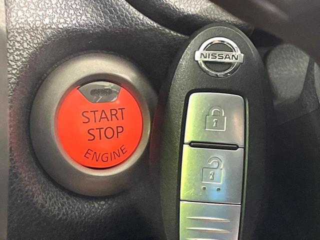 【インテリジェントキー】カバンやポケットに入れたままでもドアの施錠・解錠が可能なスマートキーを装備。エンジンのオン・オフ時もカギを取り出す必要が無いからとっても便利です♪