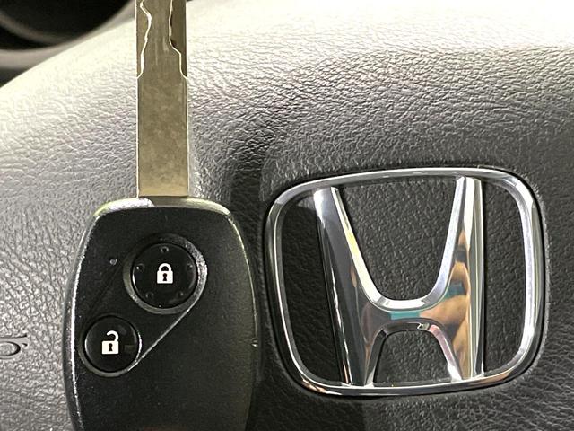 【キーレス】少し離れた場所からでもボタン一つでドアの開錠・施錠ができるのでとっても便利！ドアの鍵穴周りに傷をつけることもありません♪