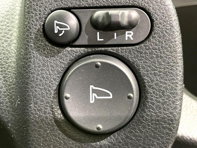 【電動格納ミラー】サイドミラーは電動格納式となっており、狭い駐車場でもキズがつくリスクを抑えられます。