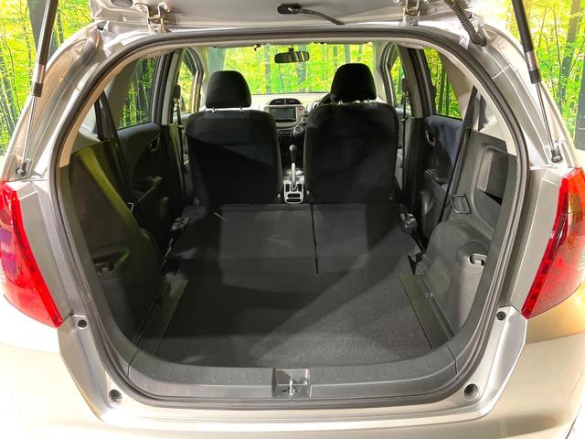 後席を格納すると、これだけの広さが！シーンに合わせたシートアレンジで、大きな荷物も積むことが出来ます♪