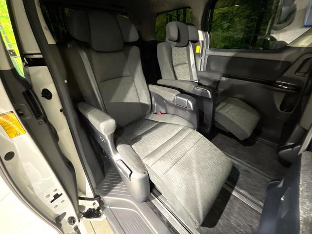 アルファード ２４０Ｓ　Ｃパッケージ　禁煙車　サンルーフ　両側電動スライドドア　フリップダウンモニター　ディスプレイオーディオ　バックカメラ　パワーバックドア　パワーシート　二列目シートオットマン　コーナーセンサー　リアオートエアコン（9枚目）