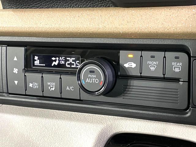 【オートエアコン】一度お好みの温度に設定すれば、車内の温度を検知し風量や温度を自動で調整。暑い…寒い…と何度もスイッチ操作をする必要はありません。快適な車内空間には必須の機能ですね♪