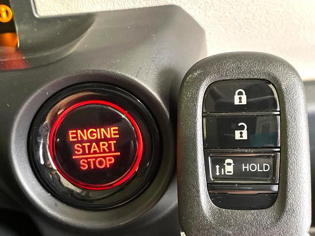 【Ｈｏｎｄａスマートキー】カバンやポケットに入れたままでもドアの施錠・解錠が可能なスマートキーを装備。エンジンのオン・オフ時もカギを取り出す必要が無いからとっても便利です♪