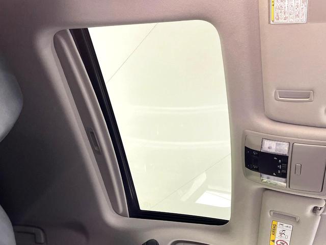 【サンルーフ】開放感たっぷりの希少装備、サンルーフが装着されています！車内に明かりを取り入れたり景色を楽しむ以外にも、車内の空気も簡単に換気できて快適です！