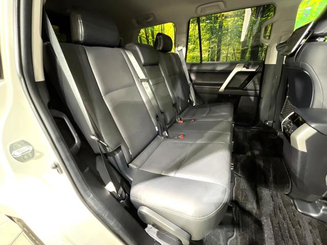 後部座席も気になるようなキズ・汚れやへたり等、大きなダメージはなく、良好な状態です。