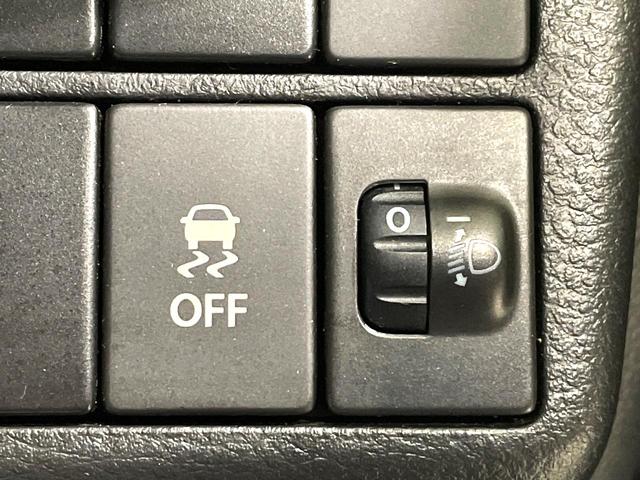 【横滑り防止装置】車両の横滑りを感知すると、自動的に車両の進行方向を保つように車両を制御します。雨の日など滑りやすい路面状況でも安全な運転が可能です。