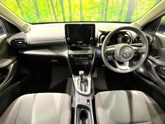 ヤリスクロス ハイブリッドＧ　禁煙車　純正８型ディスプレイオーディオ　全周囲カメラ　レーダークルーズ　セーフティセンス　ＬＥＤヘッド　シートヒーター　オートハイビーム　革巻きステアリング　純正１６インチアルミ　ＥＴＣ（2枚目）