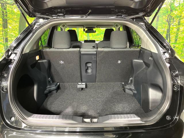 ヤリスクロス ハイブリッドＧ　禁煙車　純正８型ディスプレイオーディオ　全周囲カメラ　レーダークルーズ　セーフティセンス　ＬＥＤヘッド　シートヒーター　オートハイビーム　革巻きステアリング　純正１６インチアルミ　ＥＴＣ（10枚目）