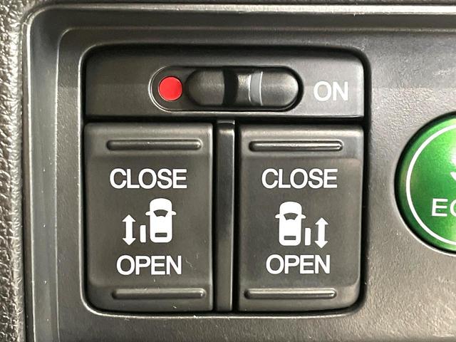 【両側パワースライドドア】スマートキーや運転席のスイッチで後席両側スライドドアの開閉が可能♪電動だから力を入れてドアを開ける必要が無く、小さなお子様でも簡単に開け閉めでき快適です♪