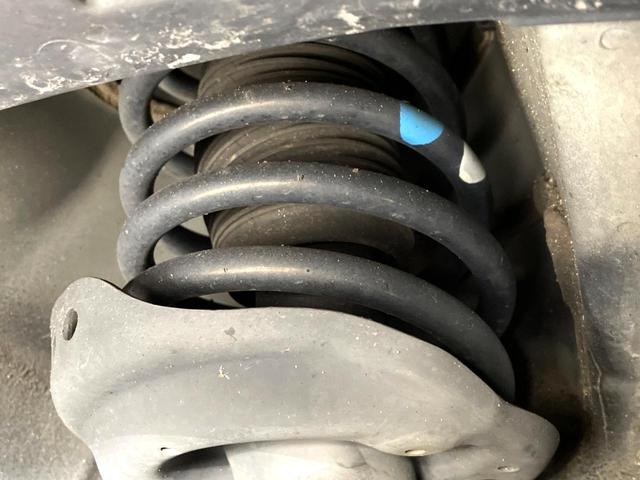 お車を安心してお乗りいただく為には、足回りの定期点検が欠かせません。サービスサポート（有償保証）では無料点検もご提供しており、安心のカーライフをお過ごしいただけるサポート体制が整っています。