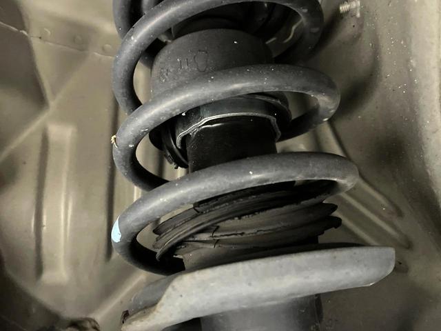 お車を安心してお乗りいただく為には、足回りの定期点検が欠かせません。サービスサポート（有償保証）では無料点検もご提供しており、安心のカーライフをお過ごしいただけるサポート体制が整っています。