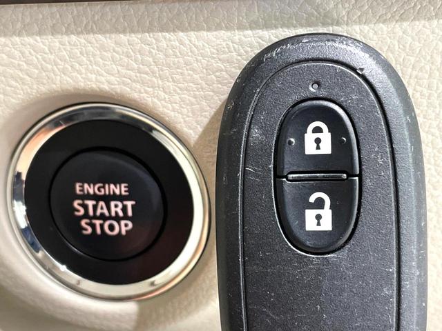 【キーレススタートシステム】カバンやポケットに入れたままでもドアの施錠・解錠が可能なスマートキーを装備。エンジンのオン・オフ時もカギを取り出す必要が無いからとっても便利です♪