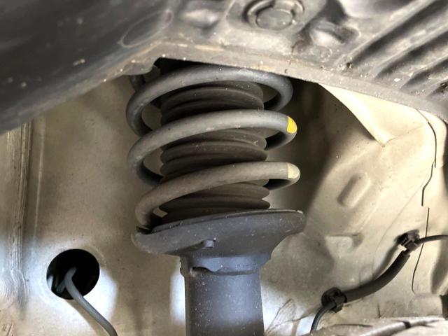 お車を安心してお乗りいただく為には、足回りの定期点検が欠かせません。サービスサポート（有償保証）では無料点検もご提供しており、安心のカーライフをお過ごしいただけるサポート体制が整っています。