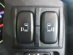【メーカーオプション装備】【両側パワースライドドア】スマートキーや運転席のスイッチで後席両側スライドドアの開閉が可能♪ 7