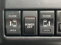 【メーカーオプション装備】【両側パワースライドドア】スマートキーや運転席のスイッチで後席両側スライドドアの開閉が可能♪電動だから力を入れてドアを開ける必要が無く、小さなお子様でも簡単に開け閉めでき快適 3
