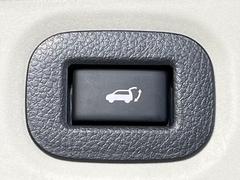 【パワーバックドア】スマートキーや運転席のボタンを押すだけでリアゲートが自動で開閉します！荷物を持っている時や、高い位置にあるバックドアを閉める際に便利な機能です♪ 7