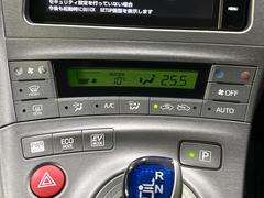 【オートエアコン】一度お好みの温度に設定すれば、車内の温度を検知し風量や温度を自動で調整。暑い…寒い…と何度もスイッチ操作をする必要はありません。快適な車内空間には必須の機能ですね♪ 6