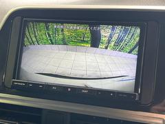 【バックカメラ】駐車時に後方がリアルタイム映像で確認できます。大型商業施設や立体駐車場での駐車時や、夜間のバック時に大活躍！運転スキルに関わらず、今や必須となった装備のひとつです！ 4