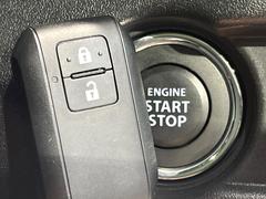 【キーレススタートシステム】カバンやポケットに入れたままでもドアの施錠・解錠が可能なスマートキーを装備。エンジンのオン・オフ時もカギを取り出す必要が無いからとっても便利です♪ 4