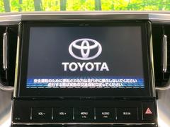 【メーカー純正１０型ナビ】インテリアに溶け込むスタイリッシュな「専用設計」メーカーナビを装備♪視認性や操作性など基本性能にも優れ、より上質なカーライフをお楽しみいただけます。 3